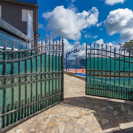 Villa Istra Kamen For Kids & Families Near Pula For 18 People With Sport Activities, Wellness & 67 M2 Heated Private Pool *