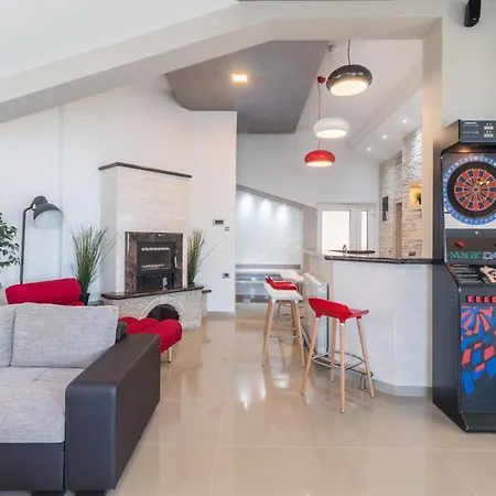 Istra Kamen For Kids & Families Near Pula For 18 People With Sport Activities, Wellness & 67 M2 Heated Private Pool Ližnjan