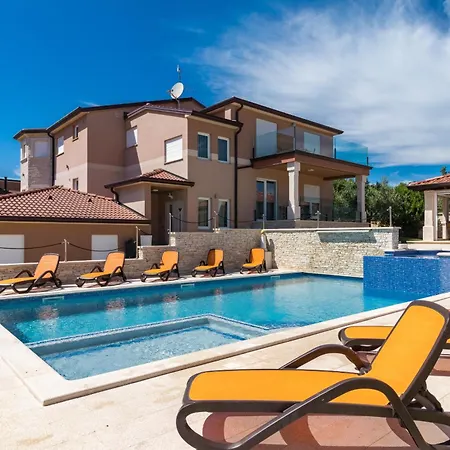 Villa Istra Kamen For Kids & Families Near Pula For 18 People With Sport Activities, Wellness & 67 M2 Heated Private Pool *