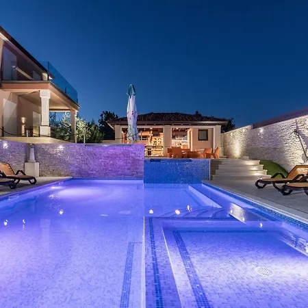 Villa Istra Kamen For Kids & Families Near Pula For 18 People With Sport Activities, Wellness & 67 M2 Heated Private Pool