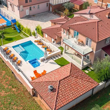 Istra Kamen For Kids & Families Near Pula For 18 People With Sport Activities, Wellness & 67 M2 Heated Private Pool * Ližnjan