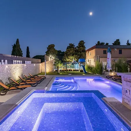 Istra Kamen For Kids & Families Near Pula For 18 People With Sport Activities, Wellness & 67 M2 Heated Private Pool 빌라 Ližnjan