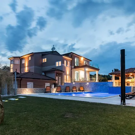 Istra Kamen For Kids & Families Near Pula For 18 People With Sport Activities, Wellness & 67 M2 Heated Private Pool Ližnjan